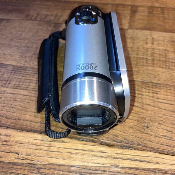 Canon FS200 Flash Memory Camcorder Misty Silver - Picture 2 of 2